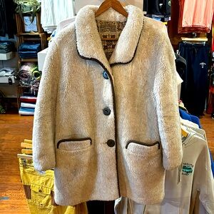 Vintage 1950s/1960s coat. Soft outer layer and quilted liner on the inside. Mint